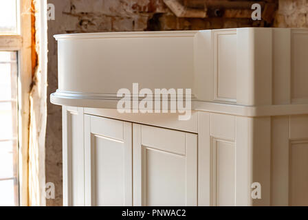 Badezimmer Waschtisch Schrank für zwei Waschbecken gegen die alte Mauer Hintergrund. Close-up Stockfoto