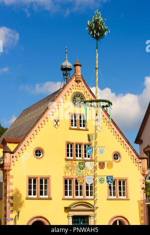 Blick auf das Rathaus von Hornberg im Schwarzwald mit einem maibaum vor Stockfoto