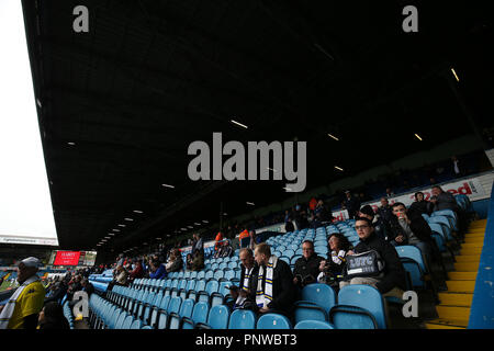 Leeds United Fans machen Sie sich bereit für das Spiel gegen Birmingham City vor dem Sky Bet Championship Match an der Elland Road, Leeds. Stockfoto