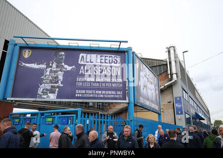 Leeds United Fans machen Sie sich bereit für das Spiel gegen Birmingham City vor dem Sky Bet Championship Match an der Elland Road, Leeds. Stockfoto