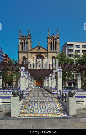 Plaza campinos de Begona und Parroquia de San Lorenzo im Hintergrund in der Stadt Gijón, Asturien, Spanien Stockfoto