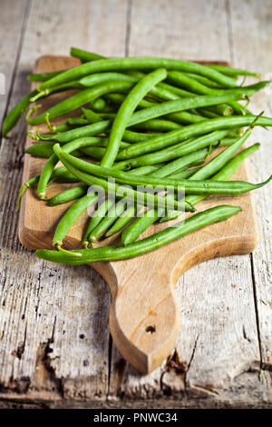 Grüne Bohnen closeup auf Holzbrett Stockfoto