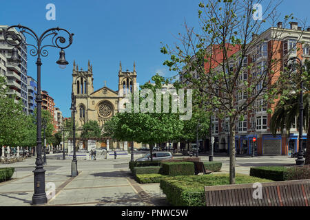 Plaza campinos de Begoña und die Pfarrkirche von San Lorenzo im Hintergrund in der Stadt Gijón, Asturien, Spanien Stockfoto