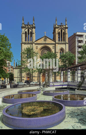 Plaza campinos de Begona und Parroquia de San Lorenzo im Hintergrund in der Stadt Gijón, Asturien, Spanien Stockfoto