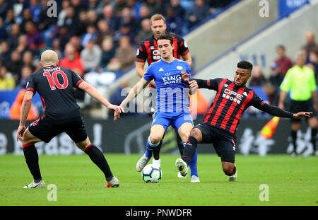 Von Leicester City Ben Chilwell (Mitte) beim Kampf um den Ball mit dem Huddersfield Town Elias Kachunga (rechts) während der Premier League Match für die King Power Stadion, Leicester. Stockfoto