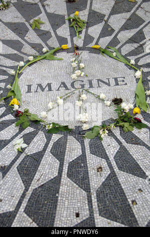 In den Vereinigten Staaten. New York. Central Park. Strawberry Fields, gewidmet dem Andenken an den Musiker John Lennon. Memorial Mosaik. Stellen sie sich vor. Detail. Stockfoto