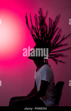 Ein afrikanischer Mann mit fliegenden Dreadlocks im Profil Stockfoto