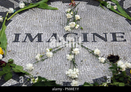 In den Vereinigten Staaten. New York. Central Park. Strawberry Fields, gewidmet dem Andenken an den Musiker John Lennon. Memorial Mosaik. Stellen sie sich vor. Detail. Stockfoto