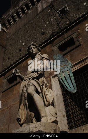 Italien. Rom. Erzengel Michael. Statue von Raffaello da Montelupo (1504-1566). 1544 Engelsburg. Stockfoto