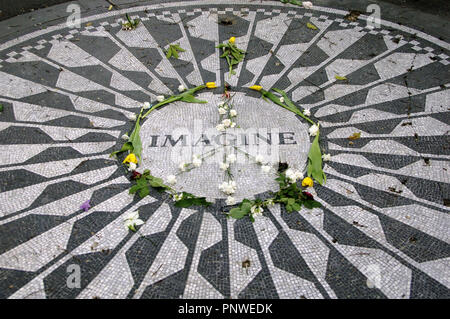 In den Vereinigten Staaten. New York. Central Park. Strawberry Fields, gewidmet dem Andenken an den Musiker John Lennon. Memorial Mosaik. Stellen sie sich vor. Detail. Stockfoto