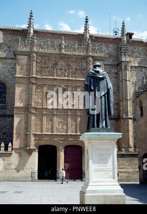 Spanien. Salamanca. Universität von Salamanca, 1134 gegründet. Platereske Fassade mit der Statue von Fray Luis de León (1527-1591). Kastilien und Leon. Stockfoto