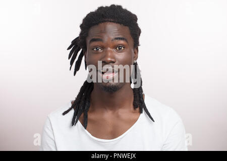 Afro-amerikanischer Mann glücklich lächelnd auf weißem studio Hintergrund isoliert. African American männlichen Profil Portrait Stockfoto