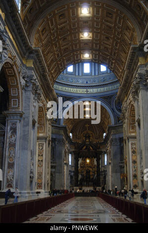 St. Peter's Baldachin. Barocke Skulptur Bronze Vordach von Gian Lorenzo Bernini (1598-1680). St. Peter's Basilica. Vatikanstadt. Stockfoto