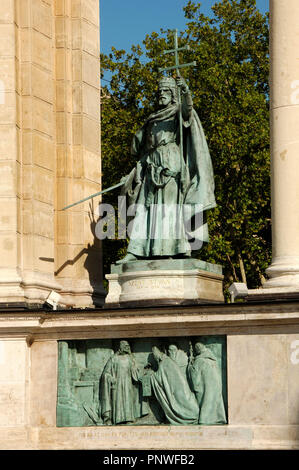 Stephan I. von Ungarn oder Saint Stephen (969-1038). Ersten christlichen König von Ungarn (1000-1038). Statue am Millennium Monument entfernt. Budapest. Ungarn. Stockfoto