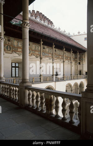 Polen. Schloss Wawel. Im 15. Jahrhundert von Kasimir III. der Große und Rekonstruktion von Sigismund die Älteren zwischen 1502 und 1536 nach ihrer Zerstörung durch ein Feuer im Jahre 1499 gebaut. Details der inneren Hof errichtet von F. DELLA LORA im Jahre 1516 im italienischen Renaissance Stil. Krakau. Stockfoto