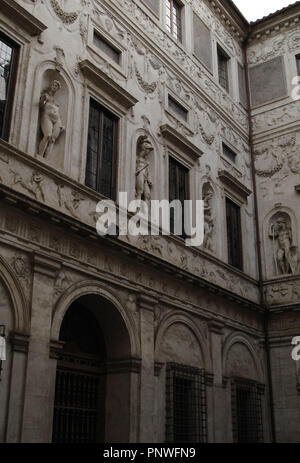 Italien. Rom. Der Spada Palace. Im 16. Jahrhundert erbaut und im 17. Jahrhundert renoviert von Francesco Borromini (1599-1667). Innenhof. Stockfoto