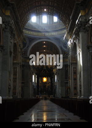 Kunst der Renaissance in Italien. St. Peter's Basilica. Entworfen von Donato Bramante (1444-1514), Michelangelo (1475-1564), Carlo Maderno (1556-1629) und Gian Lorenzo Bernini (1598-1680). Innenansicht. Von Maderno Kirchenschiff und der Altar mit Berninis baldacchino (1623). Vatikanstadt. Stockfoto