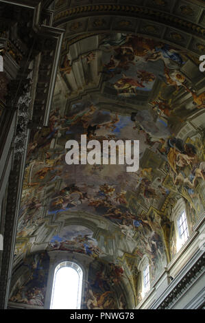 Italien. Rom. Die Kirche des Hl. Ignatius von Loyola im Campus Martius. Trompe-l'oeil-Decke Fresko von Andrea Pozzo (1642-1709). Die saint begrüßte ins Paradies von Christus und der Jungfrau Maria und mit allegorischen Darstellungen von allen vier Kontinenten (nach 1685) umgeben ist. Stockfoto