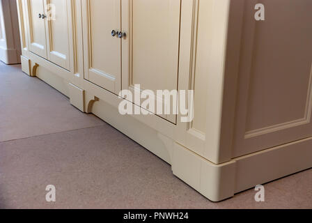 Badezimmer Waschtisch Schrank für zwei Waschbecken gegen die alte Mauer Hintergrund. Close-up Stockfoto