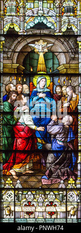 Buntglasfenster in der Kathedrale der Madeleine, in der die Gottesmutter an Pfingsten unter den Aposteln dargestellt ist Stockfoto
