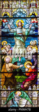 Buntglasfenster in der Kathedrale der Madeleine, das die Himmelfahrt Jesu Christi am 40.. Tag darstellt. Stockfoto