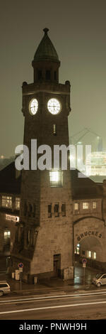 St. Pauli Landungsbrücken bei Nacht, Hamburg, Deutschland, Europa Stockfoto