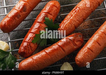 Frisch gekochte Würste auf dem Grill mit Petersilie, close-up Stockfoto