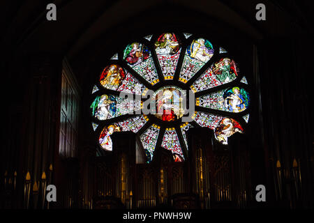 Buntglasfenster mit der Darstellung der Heiligen Cecilia über der Orgel in der Kathedrale der Madeleine, Salt Lake City, Utah, USA. Stockfoto