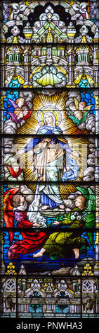 Buntglasfenster in der Kathedrale der Madeleine mit Darstellung der Himmelfahrt der Jungfrau Maria. Stockfoto
