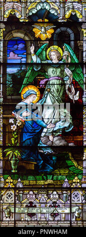 Buntglasfenster in der Kathedrale der Madeleine mit Darstellung der Verkündigung an die selige Jungfrau Maria. Stockfoto