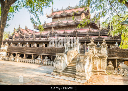 Teakholz Kloster in Mandalay Burma Stockfoto