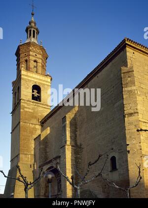 LA RIOJA. FUENMAYOR. Vista de la Iglesia DE SANTA MARIA, construida en el siglo XVI y Obra de Juan MARTINEZ DE MUNICIO. De perfil clasicista y con Campanario barroco. Comarca de La Rioja Alta España. Stockfoto