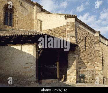 LA RIOJA. OJACASTRO. Vista de La Entrada de la Iglesia de San Julian Y SANTA BASILISA, templo erigido en el siglo XVI sobre otro románico ya existente. España. Stockfoto