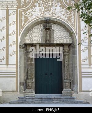 Spanien. Kirche der Heiligen Maria. 16. bis 18. Jahrhunderts. Detail der Fassade mit Sgraffiti (1948) von isidre Puig Boada (1891-1987). Pineda de Mar. Stockfoto