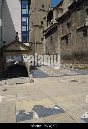 LA RIOJA. LOGROÑO. Vista de la FUENTE DE LOS PEREGRINOS junto a la Iglesia de Santiago el Real, construida en el siglo XVI (CAMINO DE SANTIAGO). España. Stockfoto