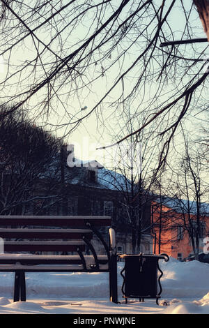 Winter-Parkbank Gasse Stockfoto