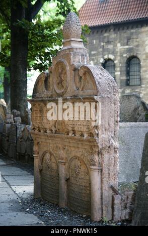 Der Tschechischen Republik. Prag. Der alte jüdische Friedhof. War im Einsatz vom Anfang des 15. Jahrhunderts bis 1787. Grab von Ludah Unteren ben Bezalel, Senken (1520-1609). Gelehrten des Judentums als Mahral von Prag. Wichtig talmudischen Gelehrten, jüdischen Mystiker und Philosoph. Stockfoto