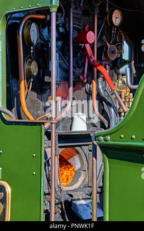 Blick in den Fahrerplatz eines vollständig wiederhergestellt, die Dampflok, die Flammen brennen in der firebox Stockfoto