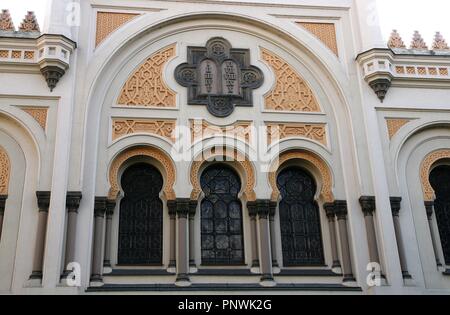 Der Tschechischen Republik. Prag. Jüdische Stadt. Spanische Synagoge. Im maurischen Revival Stil von Architekten gebaut, Josef Niklas (1817-1877) und Ignac Ullmann (1822-1897) zwischen 1868-1893. Im Jahr 1990 wieder aufgebaut. Detail der Fassade. Stockfoto