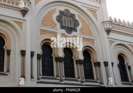 Der Tschechischen Republik. Prag. Jüdische Stadt. Spanische Synagoge. Im maurischen Revival Stil von Architekten gebaut, Josef Niklas (1817-1877) und Ignac Ullmann (1822-1897) zwischen 1868-1893. Im Jahr 1990 wieder aufgebaut. Detail der Fassade. Stockfoto