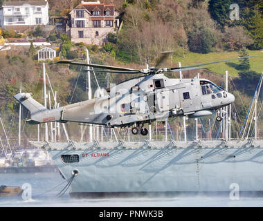 AgustaWestland AW101 (EH-101) Merlin HM1 Hubschrauber landet auf HMS St Albans, ein Typ 23 'Duke'-Klasse Fregatte der Royal Navy Stockfoto