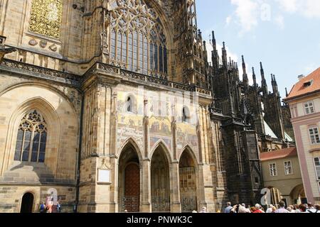 Der Tschechischen Republik. Prag. St. Veitsdom. Gotischen Stil des 14. Jahrhunderts. Golden Gate mit venezianischen Mosaiken von Niccoletto Semitecolo eingerichtet. Darstellungen des Jüngsten Gerichts. 14. Jahrhundert. Burganlage. Hradcany Bezirk. Stockfoto