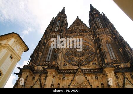 Der Tschechischen Republik. Prag. St. Veitsdom. Gotischen Stil des 14. Jahrhunderts. Blick auf die Neugotische Fassade, zwischen 1873 und 1929 errichtet. Burganlage. Hradcany Bezirk. Stockfoto