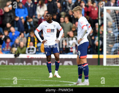 Bournemouth Jefferson Lerma (links) sieht niedergeschlagen nach Burnley von Ashley Barnes (nicht abgebildet) Kerben dritten Ziel seiner Seite des Spiels während der Premier League Spiel im Turf Moor, Burnley. Stockfoto