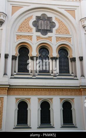 Der Tschechischen Republik. Prag. Jüdische Stadt. Spanische Synagoge. Im maurischen Revival Stil von Architekten gebaut, Josef Niklas (1817-1877) und Ignac Ullmann (1822-1897) zwischen 1868-1893. Im Jahr 1990 wieder aufgebaut. Detail der Fassade. Stockfoto