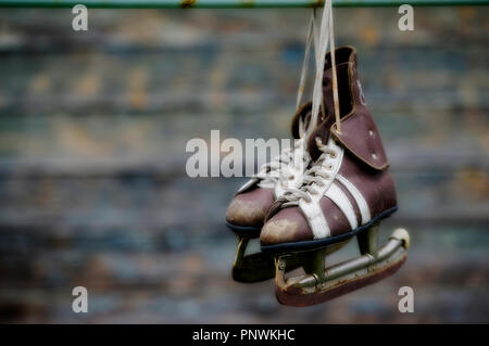 Jahrgang Paar mens Schlittschuhe auf den verschwommenen Hintergrund Stockfoto