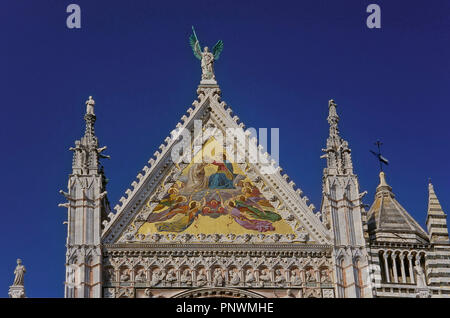 Kathedrale Santa Maria de la Asunción. Venezianische gold Mosaik auf dem Giebel der Fassade (Krönung der Jungfrau von Luigi Mussini). Siena. Ich Stockfoto