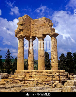 Griechische Tempel der Dioskuren (oder Castor und Pollux) - 5. vorchristlichen Jahrhundert. Tal der Tempel. Agrigent. Sizilien. Italien. Europa Stockfoto