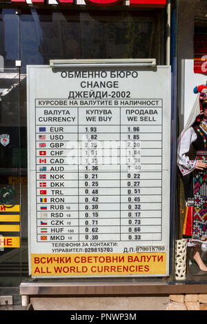 Geldwechsel außerhalb Wechselbüro in Sofia, Bulgarien. Stockfoto
