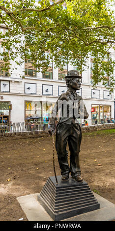 London. September 2018. Ein Blick auf die Charlie Chaplin Statue in Leicester Square auf dem Trafalgar Square in London. Stockfoto